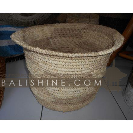 Balishine: Your natural source of indonesian handicraft presents in its Home Decor collection the Basket:12MER367592:This round placemate is  produced in Bali . This handicraft is made from natural palm rafia.  