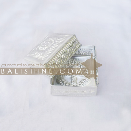 Balishine: Your natural source of indonesian handicraft presents in its Home Decor collection the Aluminium Box:12ABB46151:This box is produced in Bali made from aluminium.  Same as picture