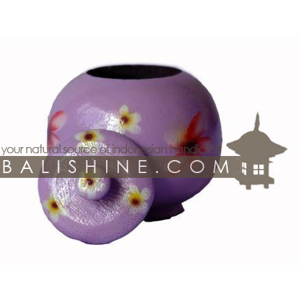 Balishine: Your natural source of indonesian handicraft presents in its Home Decor collection the Albesia Wood Box:12TOS4449:This box is a handicraft of Bali made from albesia wood.  Full color