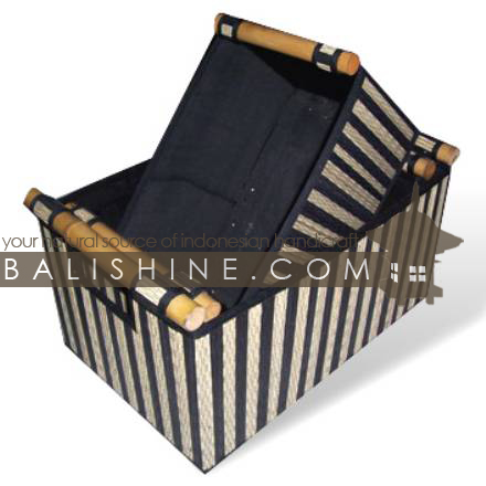 Balishine: Your natural source of indonesian handicraft presents in its Home Decor collection the Box Set Of 3:12JAS42796:This set of 3 rectangulars boxes is produced in Indonesia made from coconut leaf.  Natural and black color